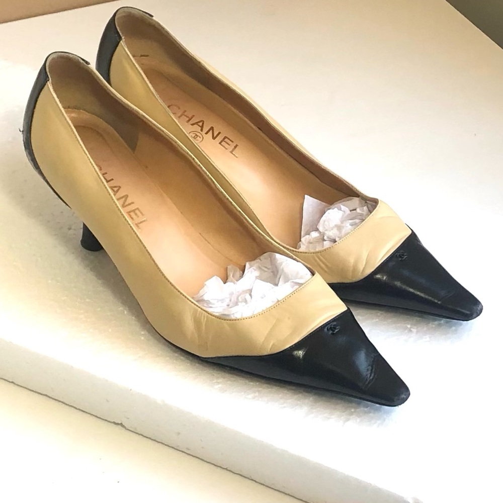 CHANEL Pointed Toe Pumps